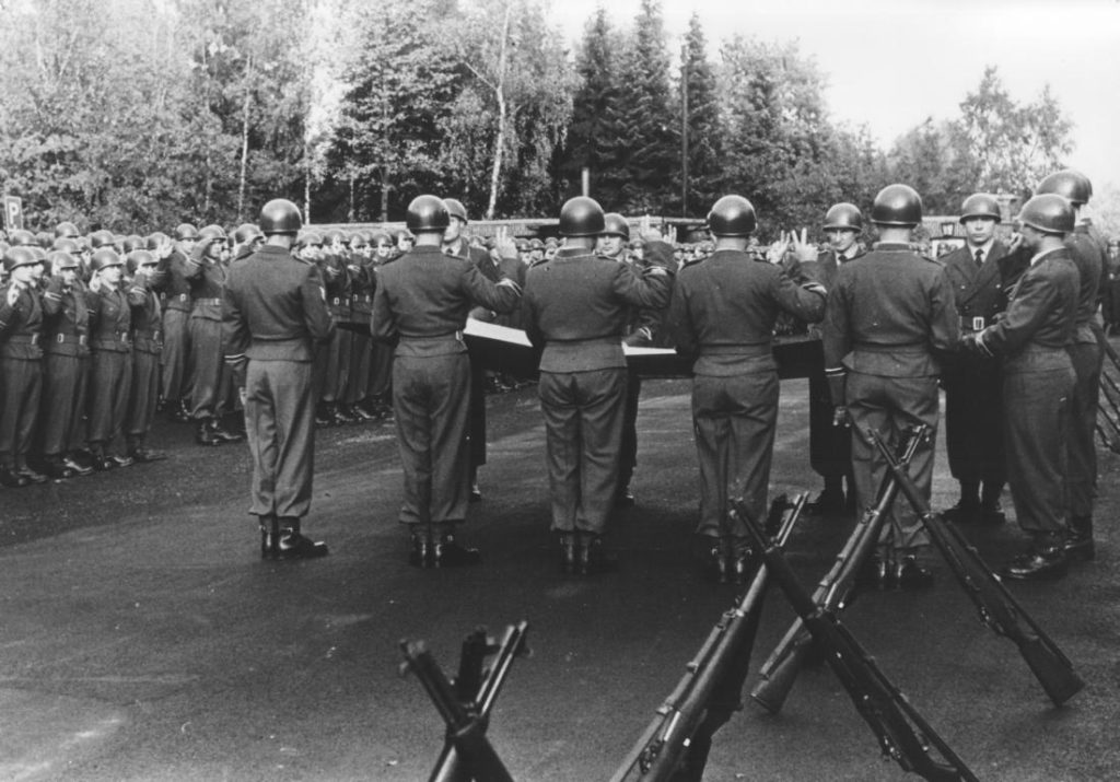  Die erste Vereidigung der jungen Bundeswehr am 19. Oktober 1956. | Quelle: USLw