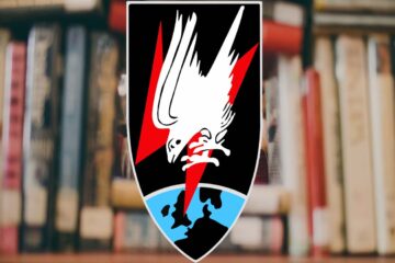Nachtjagdwappen vor einem Bücherregal